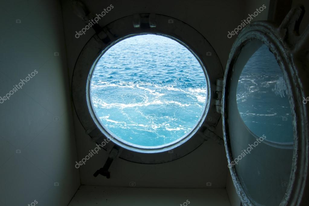 Hublot bateau avec vue sur l