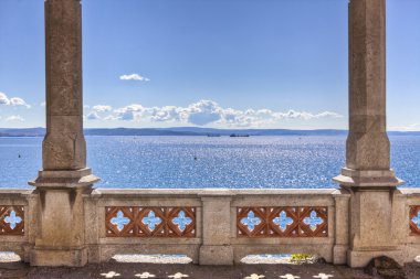 miramare kale trieste denizde balkonda