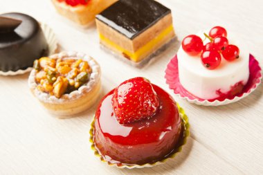 Farklı türde güzel pastalar, küçük renkli tatlı pastalar.