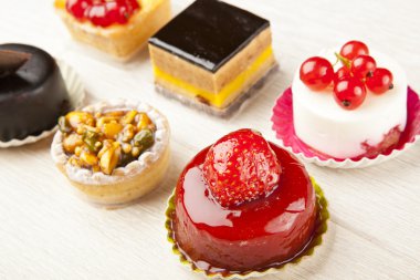 Farklı türde güzel pastalar, küçük renkli tatlı pastalar.