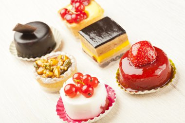 Farklı türde güzel pastalar, küçük renkli tatlı pastalar.