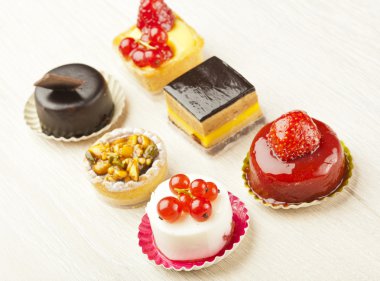 Farklı türde güzel pastalar, küçük renkli tatlı pastalar.