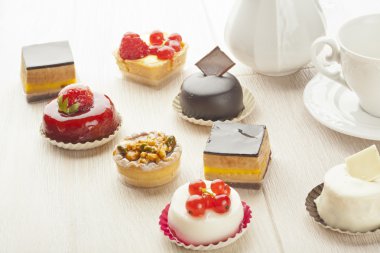 Farklı türde güzel pastalar, küçük renkli tatlı pastalar.