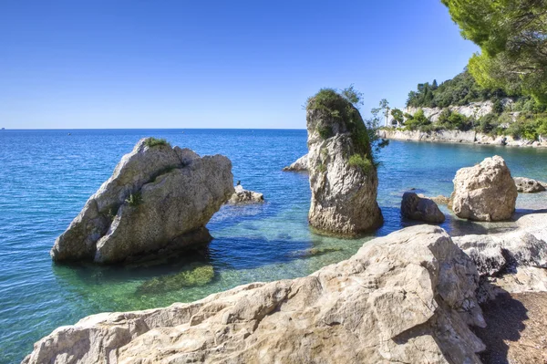Obszarze kamienistej plaży w miejscowości trieste Włochy — Zdjęcie stockowe