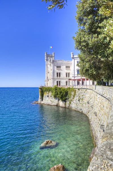 Güzel beyaz miramare kale trieste, İtalya — Stok fotoğraf