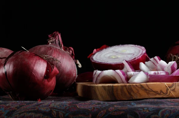 Elegante cebolla roja en una tabla de cortar — Foto de Stock