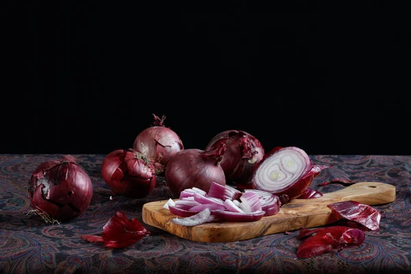 Elegant red onion on a cutting board — Stock Photo, Image