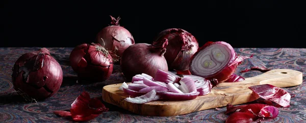 Elegant red onion on a cutting board — Stock Photo, Image