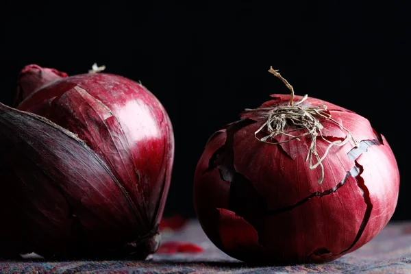 Elegante rote Zwiebel auf schwarzem Hintergrund — Stockfoto