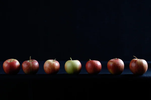 Righe di mele su sfondo nero — Foto Stock