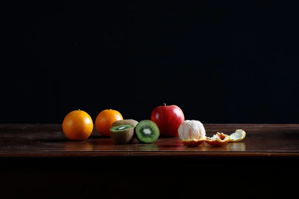 Composition des fruits sur fond noir — Photo