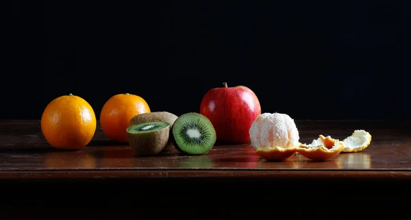 Zusammensetzung der Früchte auf schwarzem Hintergrund — Stockfoto
