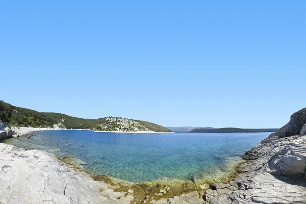 Panoramatický pohled krásné skalnaté pláže v Chorvatsku, modré moře — Stock fotografie