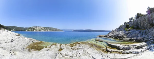 クロアチアでは、青い海の美しい岩のビーチのパノラマ ビュー — ストック写真