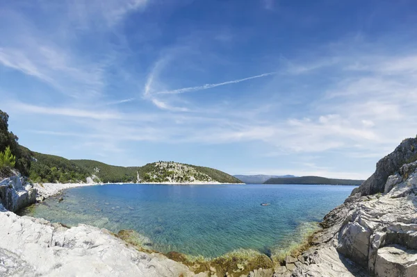 Vue panoramique sur une belle plage de rochers en croatie, mer bleue — Photo
