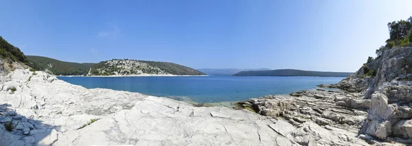 Vista panorámica de una hermosa playa rocosa en croacia, mar azul —  Fotos de Stock