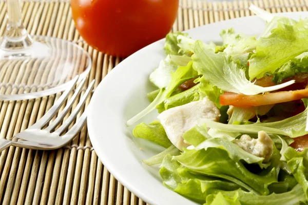 Frischer Salat mit Hühnchen und Tomaten — Stockfoto