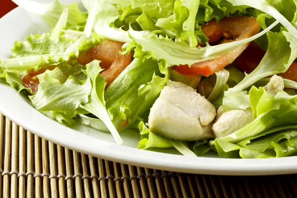 Salada fresca com frango e tomate — Fotografia de Stock