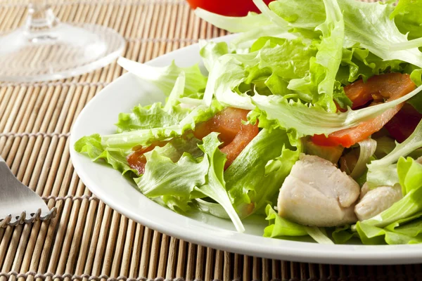 Fresh salad with chicken and tomatoes — Stock Photo, Image