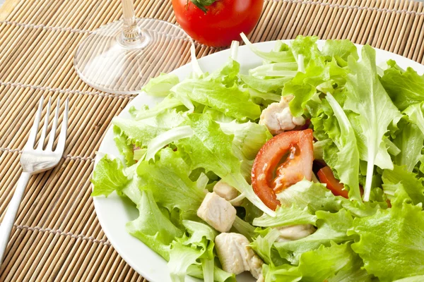 Fresh salad with chicken and tomatoes — Stock Photo, Image