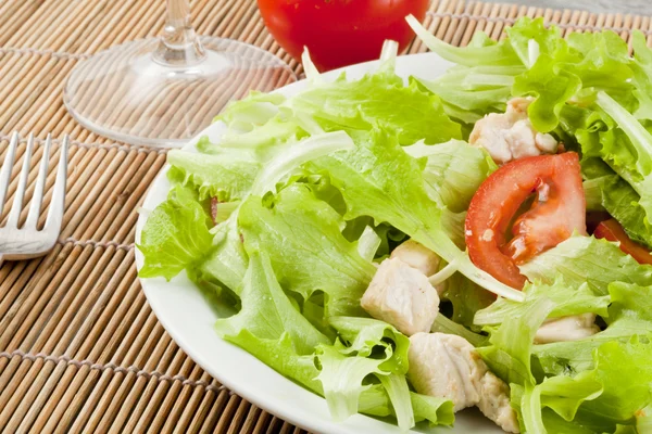 Frischer Salat mit Hühnchen und Tomaten — Stockfoto