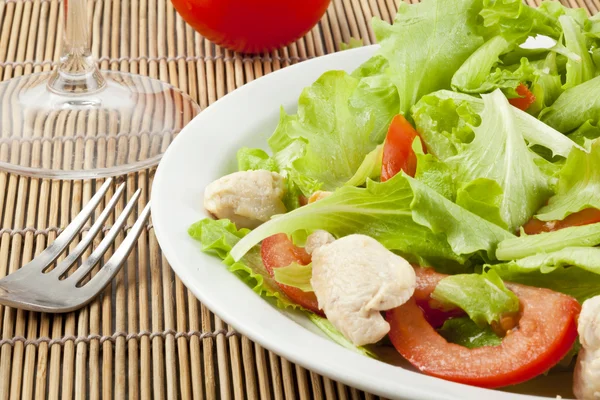 Frischer Salat mit Hühnchen und Tomaten — Stockfoto