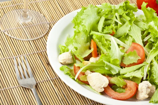 Frischer Salat mit Hühnchen und Tomaten — Stockfoto