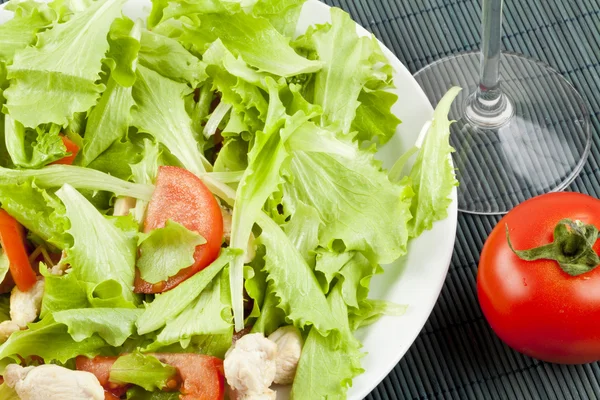 Fresh salad with chicken and tomatoes — Stock Photo, Image