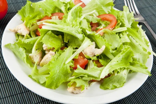 Frischer Salat mit Hühnchen und Tomaten — Stockfoto