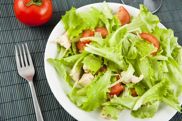 Fresh salad with chicken and tomatoes — Stock Photo, Image