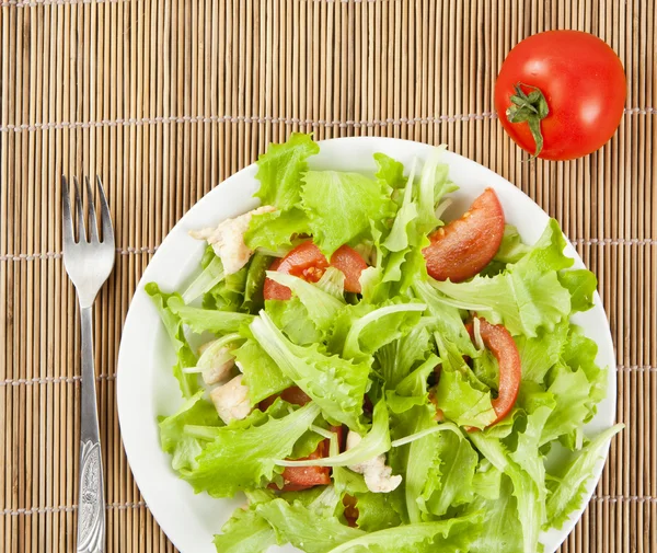 Fräsch sallad med kyckling och tomat — Stockfoto