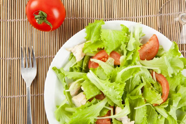 Fresh salad with chicken and tomatoes — Stock Photo, Image