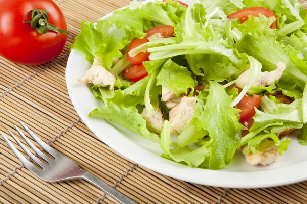 Frischer Salat mit Hühnchen und Tomaten — Stockfoto