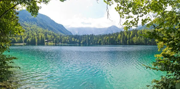 Fusine 山上的湖，意大利的美丽全景视图 — 图库照片