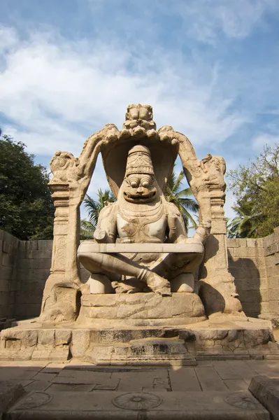 Lakshmi narasimha, lord vish dördüncü cisimleşme heykeli — Stok fotoğraf
