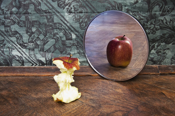 сюрреалистическая картина яблока, отражающегося в зеркале
