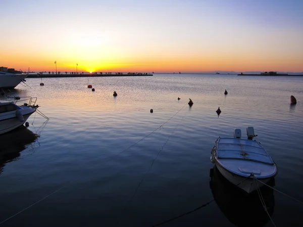 Pôr do sol romântico no mar em trieste — Fotografia de Stock