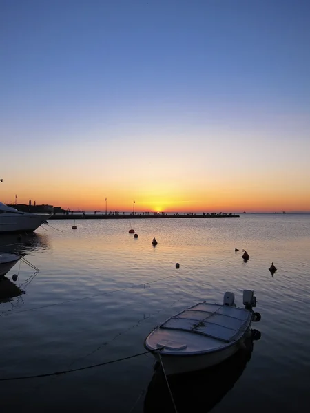 Ρομαντικό ηλιοβασίλεμα στη θάλασσα στην Τεργέστη — Φωτογραφία Αρχείου