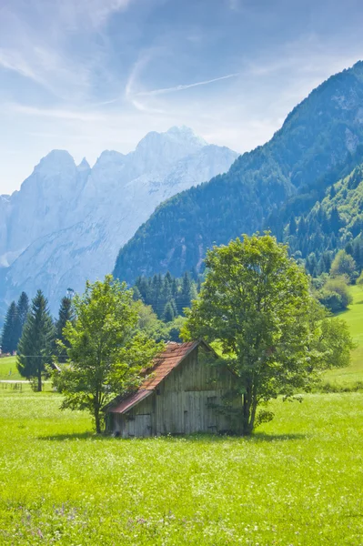 Small wooden house in the mountain — Stock Photo, Image