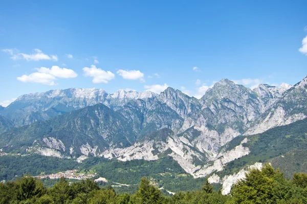 Hermosa vista del paisaje de montaña de verano — Foto de Stock