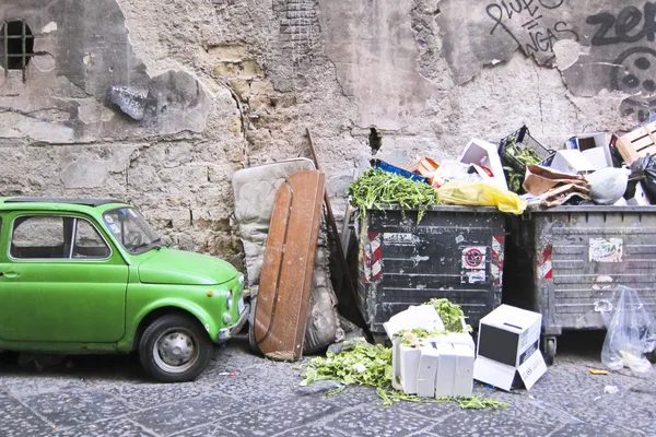 Basura de la calle con ruedas y tapas plegables. Cerca de Wal harapiento — Foto de Stock