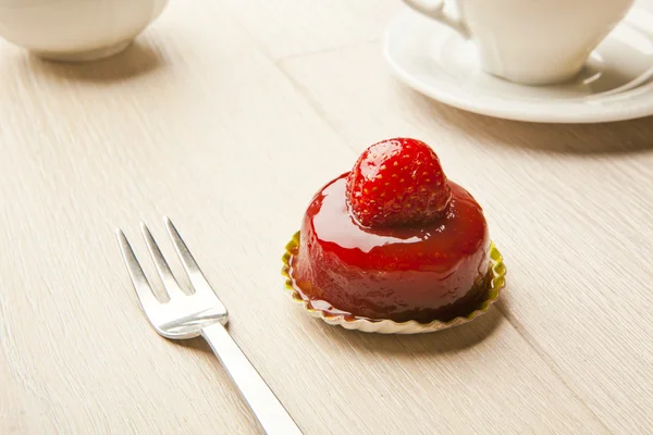 Diferente tipo de pastelería hermosa, pequeños pasteles dulces de colores —  Fotos de Stock