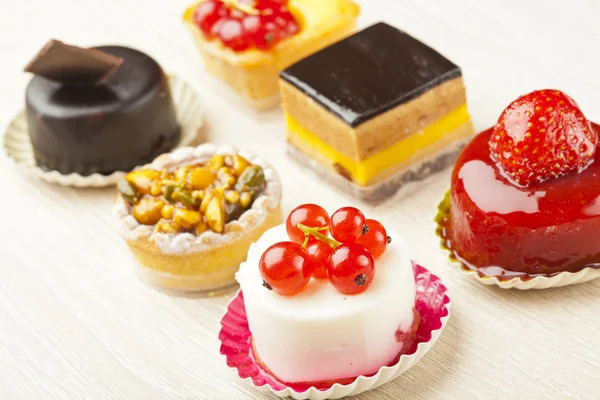 不同种类的精美糕点，小而多姿多彩的甜饼 — 图库照片
