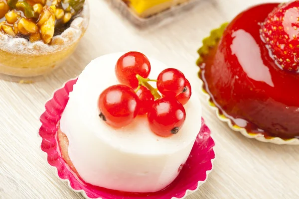 Different sort of beautiful pastry, small colorful sweet cakes — Stock Photo, Image