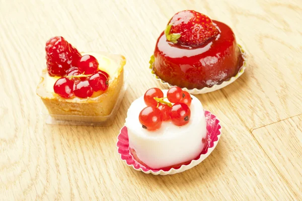 Pastelería pequeña fruta roja hermosa en mesa de madera —  Fotos de Stock