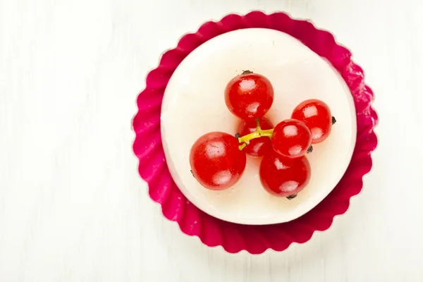 Kleine mooie rode vruchten gebak — Stockfoto