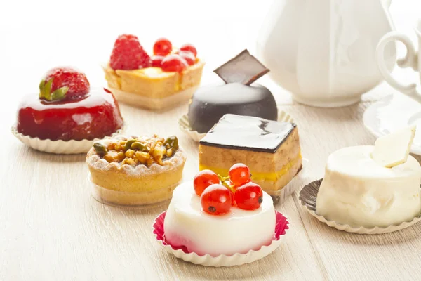 Verschillende soorten van mooi gebak, kleine kleurrijke zoete taarten — Stockfoto