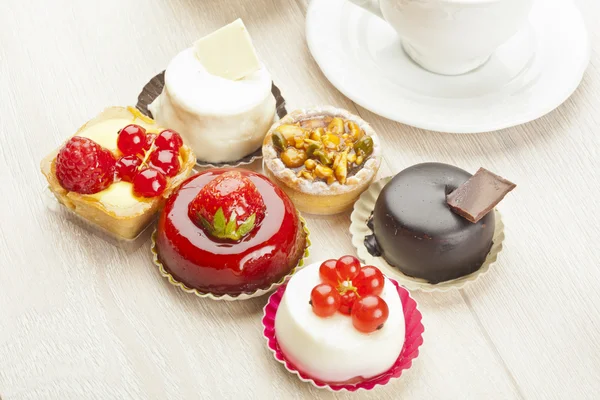 Different sort of beautiful pastry, small colorful sweet cakes — Stock Photo, Image