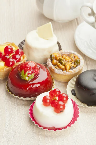 Verschillende soorten van mooi gebak, kleine kleurrijke zoete taarten — Stockfoto