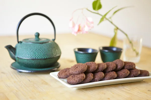 Japanese tea with chocolate biscuits on wooden table — Stock Photo, Image